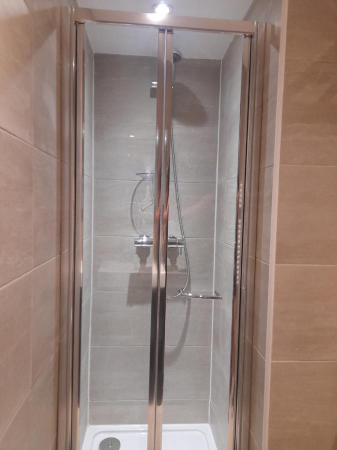 Lovely Home With Full En-Suite Double Bed Rooms Reading Kültér fotó